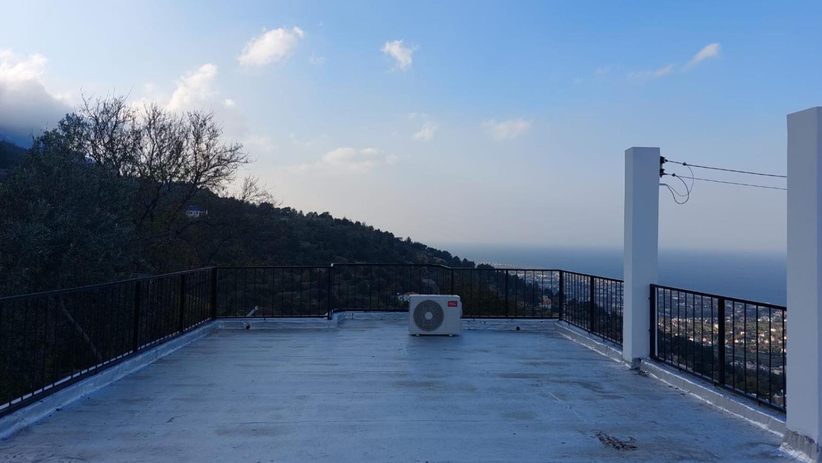 Girne, Lapta'Da Deniz Ve Dag Manzarali Buitenkant foto