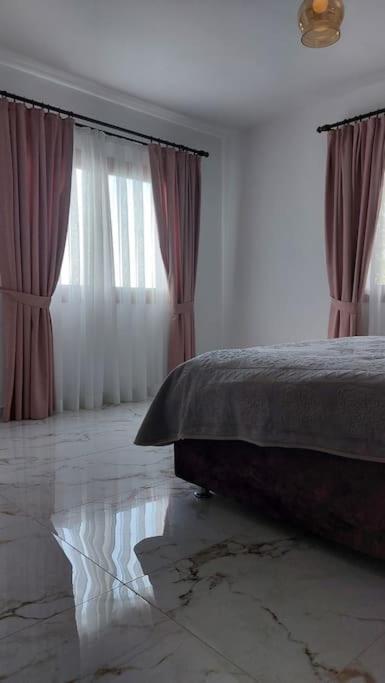 Girne, Lapta'Da Deniz Ve Dag Manzarali Buitenkant foto