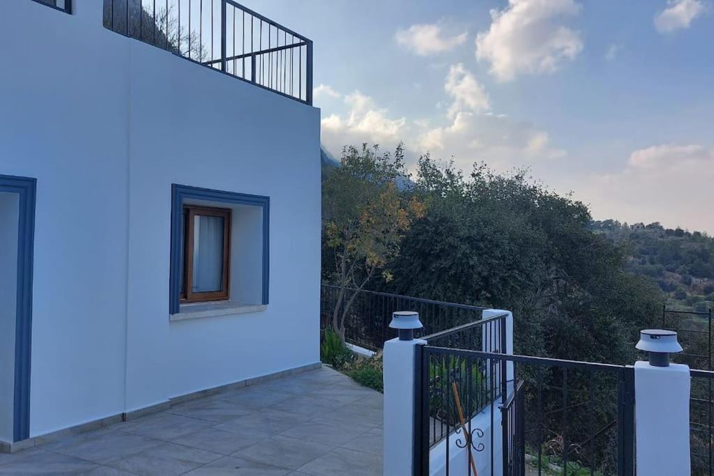 Girne, Lapta'Da Deniz Ve Dag Manzarali Buitenkant foto