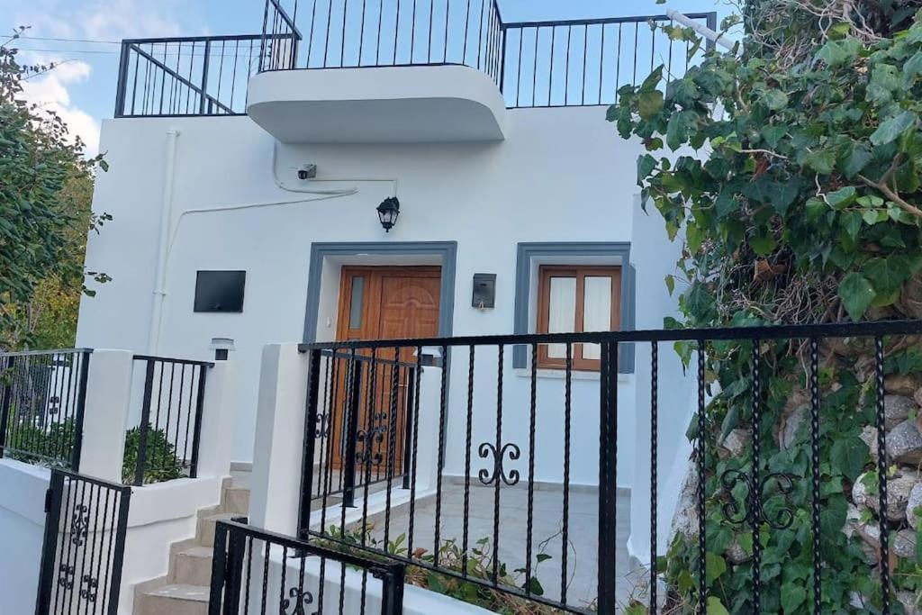 Girne, Lapta'Da Deniz Ve Dag Manzarali Buitenkant foto