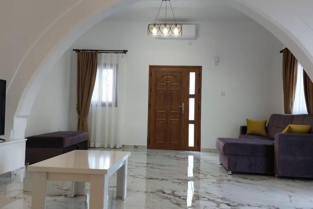 Girne, Lapta'Da Deniz Ve Dag Manzarali Buitenkant foto